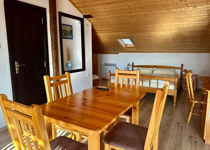 Old Town - 5 Attic Апартамент *